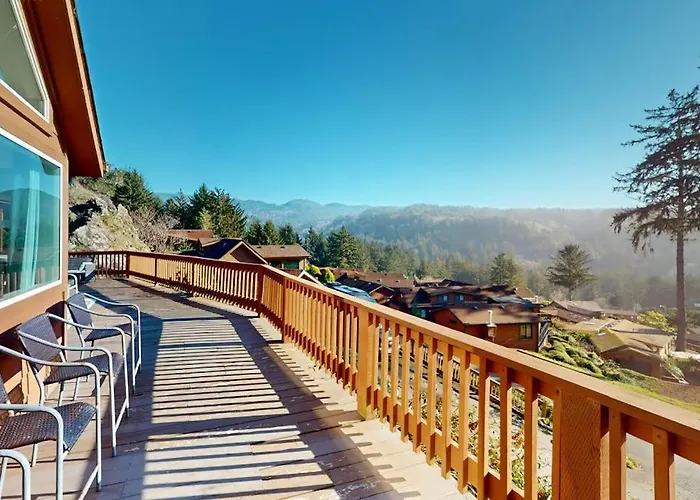Gorgeous Dog-Friendly Coastal Escape With Patio & Amazing Views!