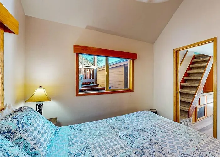Gorgeous Dog-Friendly Coastal Escape With Patio & Amazing Views!