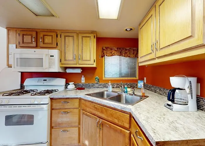 Peaceful Dog-Friendly Cabin On The Coast With Great Deck Views
